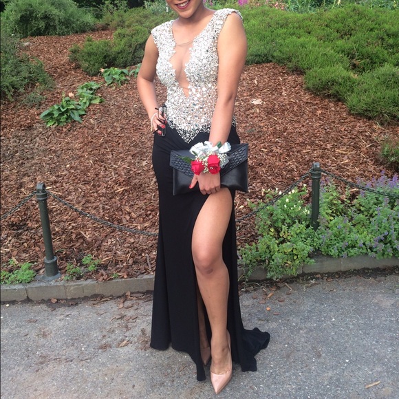 Beautiful black skirt gown, with mesh detailing - Picture 2 of 4